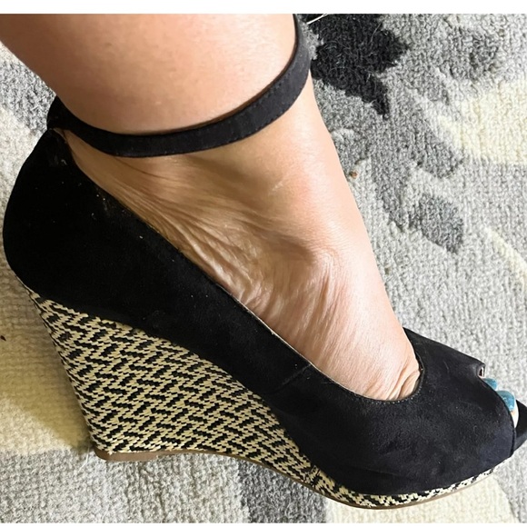 MOSSIMO VALLIE BLACK & WHITE PATTERNED WEDGE HEEL - OPEN TOE - ANKLE CLASP - 9.5 - Picture 2 of 9